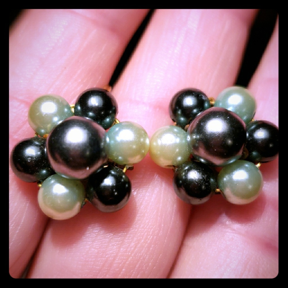 Vintage faux black and white pearl screw earrings